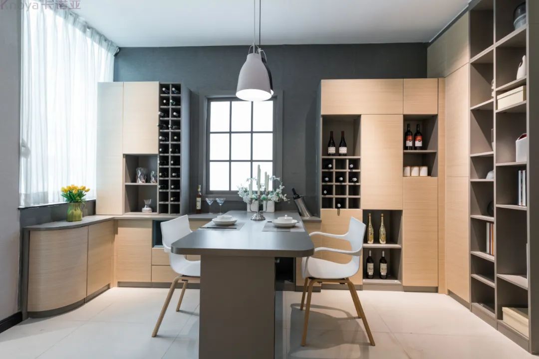 餐邊柜和餐桌融為一體,更節省空間 餐邊柜和餐桌融為一體,更節省空間