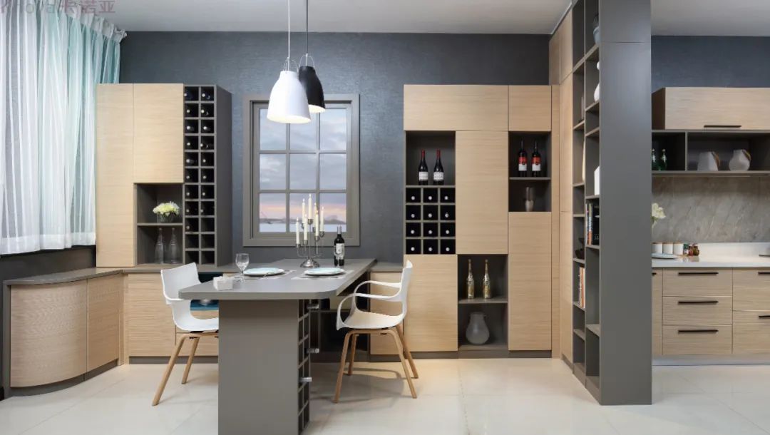 餐邊柜和餐桌融為一體,更節省空間 餐邊柜和餐桌融為一體,更節省空間