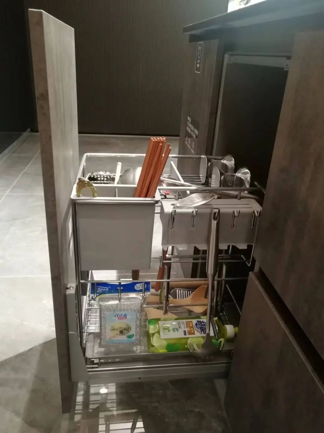 在地柜內加裝拉籃是提升空間利用率的好方法 在地柜內加裝拉籃是提升空間利用率的好方法